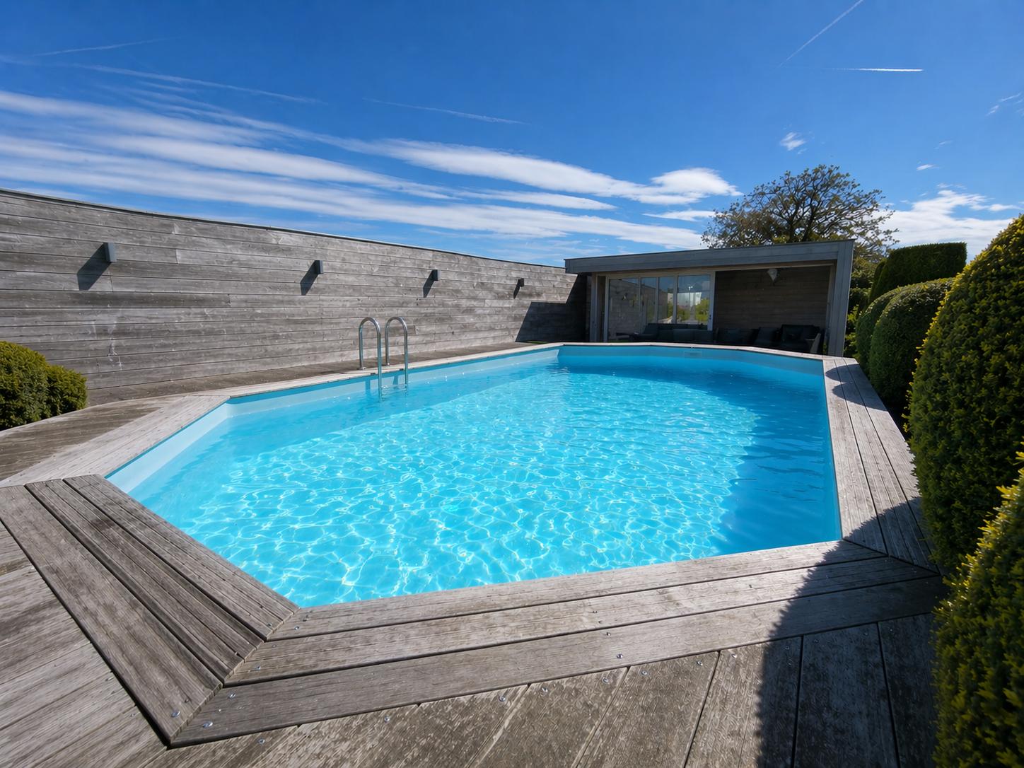 Deze ruime en uitstekend onderhouden villa-bungalow op een perceel van 1.264 m² combineert comfort, functionaliteit en een aangename woonbeleving met een zuidgericht terras en een prachtig aangelegde tuin met zwembad en badhuis.  - foto 5