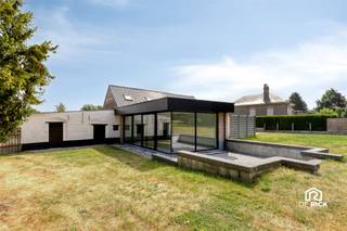 WELKOM IN AFFLIGEM: EEN UNIEKE HOEVE MET MODERNE ARCHITECTUUR EN EEN PRACHTIGE RUIME TUINDeze volledig vernieuwde hoeve combineert op een stijlvolle manier de charme en authenticiteit van een karaktervolle woning met het comfort en de architecturale uitstraling van een moderne nieuwbouw. Dankzij de doordachte indeling, royale leefruimtes en prachtige lichtinval is dit een bijzonder aangename en veelzijdige gezinswoning.Bij het binnenkomen verwelkomt de inkomhal u met een apart gastentoilet. Vervolgens komt u in de volledig ingerichte keuken, afgewerkt met kwaliteitsvolle materialen en voorzien van alle nodige comfort. Aansluitend bevindt zich de ruime woonkamer in de moderne achterbouw. De indrukwekkende raampartijen zorgen hier voor een overvloed aan natuurlijk licht en bieden een prachtig zicht op de prachtige tuin.Op het gelijkvloers bevinden zich daarnaast een eerste slaapkamer, een badkamer, een praktische wasplaats en een extra berging.De eerste verdieping beschikt over een ruime en veelzijdige nachthal. Deze ruimte kan perfect ingericht worden als bureau, hobbyruimte of extra opbergruimte. Verder bevindt zich hier nog een volwaardige slaapkamer, een compacte slaapkamer/bureau en een tweede badkamer.Een absolute troef van deze woning is de uitzonderlijk ruime opslagruimte van maar liefst circa 100 m². Deze ruimte biedt tal van mogelijkheden en kan onder meer dienstdoen als garage, werkplaats, hobbyruimte of extra opslagruimte.Ook parkeergelegenheid is hier ruimschoots aanwezig. Dankzij de twee afzonderlijke opritten kunnen er samen maar liefst vijf wagens worden geparkeerd.De woning verkeert in uitstekende staat en is volledig instapklaar. Ze is voorzien van dubbele beglazing en wordt verwarmd via een condenserende aardgasketel. Ook buiten geniet u van een bijzonder aangename omgeving. De fraai aangelegde tuin is zuidwestelijk georiënteerd, waardoor u zowel in de tuin als in de woonkamer volop kunt genieten van natuurlijk zonlicht.Een unieke woning voor wie op zoek is naar ruimte, comfort en karakter, gecombineerd met een moderne architecturale uitstraling.