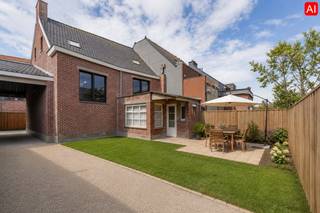 Deze woning is centraal gelegen in de Kloosterstraat 88 te Ruiselede, met een vlotte verbinding naar het centrum en omliggende gemeenten zoals Beernem, Tielt en Wingene. Winkels, scholen en andere voorzieningen bevinden zich in de nabije omgeving. Met een bewoonbare oppervlakte van 247 m² op een perceel van 197 m² biedt deze eigendom tal van mogelijkheden voor verdere afwerking.<br /><br />PLUSPUNTEN:<br />* Vrijheid om verder af te werken naar eigen smaak;<br />* Volledig nieuw dak + recente isolatie;<br />* Volledig nieuwe voorfaçade + restende gevels verniewd; <br />* ALU ramen, superisolerende beglazing 1.0 Ug;<br />* Riolerings- funderingswerken reeds uitgevoerd;<br />* Elektrische rolluiken 1e en 2e verdieping;<br />* Ruime bewoonbare oppervlakte (247 m² !!!) met veel potentieel;<br />* Parkeergelegenheid (garage) op eigen terrein via doorrit;<br />* Mogelijkheid tot tuin, binnenkoer en dakterras;<br />* Nutsvoorzieningen (gas, water en elektriciteit) reeds aanwezig.<br /><br />INTERIEUR:<br />Via de inkomhal bereikt u de eetplaats en aansluitend de ruime leefruimte met veel lichtinval. Er is een trappenhal met toegang tot de (droge) kelder en een voorziene ruimte voor een keuken met mogelijkheid tot groot schuifraam naar de tuin. Achteraan bevindt zich nog een bestaande keuken met toegang tot de buitenruimte.<br />Op de eerste verdieping is er een technische ruimte, apart toilet, badkamer (mog. dubbele lavabo, toilet en inloopdouche), wasplaats en een ruime slaapkamer. Een extra kamer kan dienen als bureau, slaapkamer of stockageruimte met toegang tot het nog te creëren (doch vergunde) dakterras.<br />De tweede verdieping is toegankelijk via een vaste trap en omvat een ruime nachthal met mogelijkheid tot het creëren van een bureau, twee slaapkamers en een aparte berging.<br /><br />EXTERIEUR:<br />Achteraan bevinden zich bijgebouwen die plaats kunnen maken voor een stadstuin. De woning beschikt over een garage of extra staanplaats en parkeermogelijkheid via de doorrit. Het dakterras biedt extra buitenruimte en ontspanningsmogelijkheden.