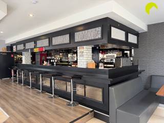 <p><span>Horecapand met café en polyvalente zaal op een uitstekende hoeklocatie</span></p><p><span>Op een aantrekkelijke hoeklocatie bevindt zich dit ruime horecapand, momenteel uitgebaat als café Infinite. Het pand beschikt over een ruime caféruimte, een aparte polyvalente zaal en een kelder met heel wat mogelijkheden voor stockage. Dankzij de hoekligging geniet het pand bovendien van een goede zichtbaarheid.</span></p><p><span>Indeling:</span><span><br />We betreden het pand via de ruime caféruimte. Hier bevindt zich een grote een toog, die het hart van de zaak vormt. In het voorste gedeelte kunnen verschillende zaken en inrichtingselementen, mits overleg, behouden blijven. Vanuit de caféruimte is er tevens toegang tot de kelder, die heel wat extra mogelijkheden biedt voor stockage.</span></p><p><span>Verder door in het café bevindt zich het speelgedeelte, waar momenteel onder andere een biljart en voetbaltafel aanwezig zijn. Achteraan vinden we een afzonderlijke ruimte die perfect kan worden ingericht als polyvalente zaal, feestzaal of extra zitruimte.</span></p><p><span>Verder beschikt het pand over een afzonderlijke sanitaire ruimte. Aan de voorzijde is er bovendien mogelijkheid om een terrasgedeelte te creëren, wat tijdens de warmere maanden een mooie extra troef vormt.</span></p><p><span>Nuttige informatie:</span><span><br />· Gemeenschappelijke kosten: geen<br />· Huurwaarborg: 3 maanden<br />· Plaatsbeschrijving: 350 euro per partij<br />· EPC: label D<br />· Onmiddellijk beschikbaar</span></p><p><span>· Horecaruimte gelegen op de hoek </span></p><p><span>· Mogelijkheid om aan de voorzijde een terras aan te leggen </span></p><p><span>· Kelder met ruime opslagmogelijkheden </span></p><p><span>· Aparte multifunctionele ruimte <br /><br /></span></p><p><span>Voor meer info of een bezoek ter plaatse, bel ons op 03-449 42 41 of mail ons via hallo@habicom.be.</span></p><p><span><br /></span><span>Benieuwd naar de waarde van jouw woning? Check het gratis op <span>www.watismijnhuiswaard.be</span></span><span> </span></p><p><span> </span></p>