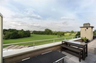 LUXUEUS DAKAPPARTEMENT MET 2 SLAAPKAMERS, TERRAS EN GARAGEBOX (+ € 29.000)DIT INSTAPKLAAR DAKAPPARTEMENT VERWELKOMT JE MET EEN PRACHTIGE, LICHTRIJKE...