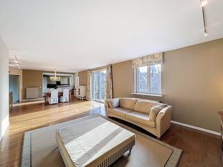 Op een absolute toplocatie in de Coppenolstraat vind je dit lichtrijke 1-slaapkamer appartement. Gelegen in een rustige zijstraat van de Wolstraat, combineert dit pand de charme van de historische binnenstad met modern wooncomfort.Indeling:- inkomhal- apart toilet- technische ruimte- berging/bureau- grote open woonkamer- terras- open keuken met nieuwe toestellen- badkamer- slaapkamer met ingebouwde kastExtra troeven:- gunstig EPC label B- unieke locatie- uitstekende mobiscore 9,4/10- optie tot huren autostaanplaats- grote leefruimte- terrasDeze AI-visualisaties zijn bedoeld als inspiratie. Er werd geen rekening gehouden met technische specificaties, stedenbouwkundige voorschriften of de concrete mogelijkheden tot realisatieDe maandelijks vaste kosten voor de kosten voor de gemene delen bedragen 110 euro per maand.Er is een mogelijkheid om een ondergrondse autostaanplaats bij te huren aan 150 euro per maand.Bent u geïnteresseerd in dit appartement te huur in Antwerpen?Aarzel dan niet om een bezoekaanvraag in te dienen via onze website via de daar voorziene rode balk.Ook voor alle andere vragen omtrent vastgoed kan u steeds bij ons kantoor te Antwerpen terecht!