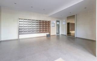 Ontdek dit lichtrijke appartement gelegen in een rustige en groene buurt aan de Dokter Zamenhoflaan 16, in het bruisende Anderlecht. De woning bevindt zich in de nabijheid van winkels, scholen, openbaar vervoer (metro, tram en bus), en op korte afstand van het Erasmusziekenhuis, het Westland Shopping Center en de Brusselse ring – ideaal voor wie vlot in én uit de stad wil.<br />Het appartement bevindt zich op de twaalfde verdieping van een goed beheerd en onderhouden gebouw met lift.<br />De indeling is als volgt: een inkomhal, een keuken die uitgeeft op het terras, een leefruimte, twee slaapkamers en een badkamer.<br /><br /><br />EPC-klasse G, 943 kWh/m²/jaar.<br />Te bezoeken.