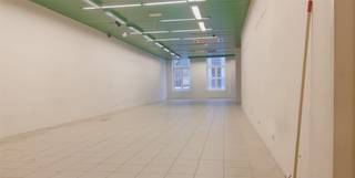 Modern, ruim commercieel gebouw te huur, gelegen in het hartje van het centrum van Bergen (Mons). Dit pand heeft een commercieel gelijkvloers van 283 m², een eerste verd. van 251 m² wordt tevens commercieel gebruikt. Totale commerciële oppervlakte = 534 m².  De tweede en de derde verdieping zijn bruikbaar als stockruimte of sociale ruimte. Tevens kelder van 37 m².<br />Er is tevens een lift aanwezig in de winkel.<br />De gevelbreedte van ca. 10,5 m zorgt voor een optimale zichtbaarheid. <br />Het pand is gelegen recht tegenover de vestiging van ‘PRIMARK’. <br />HUURPRIJS GEHELE GEBOUW: 6.500 euro per maand. <br />HUURPRIJS ENKEL HET GELIJKVLOERS: 4.850 euro per maand. <br /><br />Onroerende voorheffing ten laste van de huurder. <br /><br />Benieuwd naar dit bedrijfsvastgoed te huur, gelegen te Heist-op-den-Berg? <br />Contacteer 054 33 62 52 of info@immodelestre.be <br /><br />www.immodelestre.be <br />