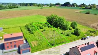 Op zoek naar de ideale locatie om jouw droomwoning te realiseren? Ontdek deze mooie bouwgrond van <strong>800 m²</strong>, rustig gelegen in het landelijke Wodecq.<br /><br />Het perceel is geschikt voor een <strong>halfopen bebouwing</strong> en biedt dankzij zijn<strong> breedte van 16 meter</strong> en diepte van 50 meter tal van mogelijkheden voor een ruime en lichtrijke woning met tuin.<br /><br />Geniet van de groene, rustige omgeving met een vlotte bereikbaarheid naar omliggende gemeenten en voorzieningen. Perfect voor wie landelijk wil wonen zonder in te boeten aan comfort.<br /><br />Er is ook de mogelijkheid om het naastliggende perceel mee aan te kopen.<br /><br />Even alle kenmerken op een rijtje:
<ul>
	<li>Mogelijkheid tot oprichting van een halfopen bebouwing</li>
	<li>Totale perceelsoppervlakte: 800 m²</li>
	<li>Breedte perceel: 16 m</li>
	<li>Diepte perceel: 50 m</li>
	<li>Geen bouwverplichting van toepassing</li>
</ul>
Interesse? Contacteer Kyamo De Smet 0479 06 13 71