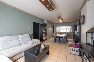 <p>Bent u op zoek naar een instapklare woning met een mooie tuin en voldoende ruimte voor het hele gezin? Dan is deze charmante woning beslist een bezoek waard!<br /><br /><strong>GELIJKVLOERS</strong><br />Inkomhal met gastentoilet<br />Lichtrijke leefruimte<br />Vernieuwde en volledig uitgeruste keuken (2019)<br />Zeer ruime leefkeuken met dakkoepel<br />Gezellige, gesloten veranda met zicht op de verzorgde tuin met ruim tuinhuis<br />De woning beschikt eveneens over een droge kelder<br /><br /><strong>EERSTE VERDIEPING</strong><br />Drie ruime slaapkamers<br />Badkamer met enkele lavabo en douche in bad<br /><br /><strong>TWEEDE VERDIEPING</strong><br />Bereikbaar via een vaste trap<br />Twee slaapkamers<br />Praktische zolderberging<br /><br /><strong>POSITIEVE ASPECTEN</strong><br />- Instapklaar en zeer goed onderhouden<br />- Vernieuwde keuken (2019)<br />- Gasverwarming met Vaillant-ketel van 2016<br />- Vernieuwde waterboilers: beneden in 2021 en boven in 2024<br />- Oprit met plaats voor 2 wagens<br /><br />De woning geniet bovendien van een uitstekende ligging, in de nabijheid van scholen, winkels en openbaar vervoer.<br />Wenst u deze prachtige woning zelf te ontdekken? Schrijf u dan snel in voor onze eerste kijkdag en neem vandaag nog contact met ons op!</p>