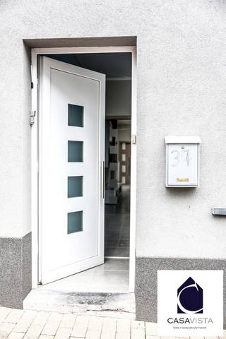 EXCELLENTE STADSWONING VOOR GEZIN. Deze gesloten bebouwing onderging een totaalrenovatie een aantal jaar geleden en werd vorig jaar nog volledig CONFORM gemaakt voor verhuur. Momenteel is de woning vrij van gebruik. Ideale gezinswoning in een zeer rustige straat maar net aan de rand van het handelscentrum en andere stadsfaciliteiten. Gekende standaardindeling met ruime voorplaats (uitermate geschikt als fietsberging, vestiaire, traphal) met daarachter een lichtrijke dubbele leefruimte met geïntegreerde keuken. In de achterbouw dan een wasplaats en badkamer. Buitenruimte is een leuke praktische koer met veel mogelijkheden. Eerste verdieping met twee ruime slaapkamers waarvan via 1 toegang tot de deels ingerichte zolder, met 1 slaapkamer en de andere ruimte een berging (totaal dus 4 slaapkamers mogelijk). Op de zolderkamer is er al eeb voorziening van tweede toilet. Een eigentijdse woning waar je onmiddellijk in kan wonen of die je meteen kan verhuren (richtprijs 800euro min) aangezien er een CONFORMITEITSATTEST verhuur aanwezig is. Zonnepanelen en iets betere dakisolatie zal het EPC niveau (met 304 dus heel dicht bij een C) nog aanzienlijk verbeteren. Vraag snel een bezoek aan deze interessante woning : vastgoedmakelaar Cedric informeert je. Vraag een bezoek aan via tel met zijn team op 054412500.