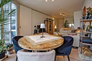 Pal in het centrum van Oostduinkerke-Dorp vindt u dit luxueus appartement / service flat (67m²) met 1 slaapkamer. Dit prachtige complex is gelegen vlakbij het centrum en voorzien van alle luxe! Dit uitstekend afgewerkt appartement bestaat uit een apart gastentoilet, een living met open totaal geïnstalleerde keuken, badkamer met inloopdouche / lavabo / toilet / bergkasten met aansluiting wasmachine en droogkast en 1 ruime slaapkamer. Vanuit de living en de slaapkamer is er toegang naar het ruime privé-terras (circa 20m²) die tevens is voorzien van extra bergruimte. Mogelijkheid om privé-parkeerplaats en 2 privé-kelderbergingen bij te kopen. De flat en het volledige complex zijn perfect aangepast aan rolstoelgebruikers. Dankzij een uitgebreid dienstenpakket van woonassistenten, crisiszorg en continue permanentie door middel van een oproepsysteem kan elke 65-plusser hier zorgeloos wonen. Met zijn extra faciliteiten (brasserie, fitness, zwembad, wellness,...) biedt Residentie Het Beukenhof nét dat ietsje meer! E-peil A (92 kWh / m² jaar)/ (Ref. NI26016)
