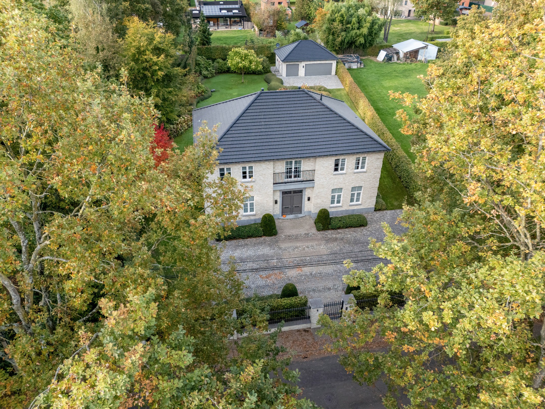 Exclusieve villa van +-397m² op een prachtig aangelegd en afgesloten terrein van 2058m² te Genk. - foto 5
