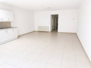 <p>Dit leuke appartement is gelegen op een steenworp van het centrum van Nijlen. Winkels en openbaar vervoer zijn binnen handbereik. <br />Het appartement beschikt over een aparte inkom, daarom zijn er ook geen gemeenschappelijk kosten. Er is een leefruimte met open keuken, berging/wasplaats, apart toilet, badkamer en één slaapkamer aanwezig. Verder is er nog een omheind terras en een carport. Het gebouw beschikt tevens over een gemeenschappelijke fietsenberging en een berging voor de afvalcontainers. Verwarming op elektriciteit/gas. Beschikbaar vanaf 1 september 2026. Maak snel uw afspraak! </p>