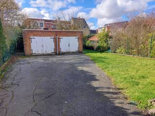 Dit appartement van 100m² is gelegen op de 1e verdieping in een residentie met slechts 2 appartementen en heeft 2 slaapkamers, een zonneterras, ruime in te richten zolder van 59m² en een garage.<br />Rustige ligging, op wandel/fietsafstand van het centrum. <br />Ramen met dubbel glas, centrale verwarming, geïsoleerd dak,....<br /><br />www.desmetpoupeyebrugge.be<br /><br />Voor meer info of een bezoek, contacteer ons 050 47 00 00 of kom langs op ons kantoor te Hoefijzerlaan 1 ('t Zand) Brugge.<br /><br />- ruime inkom met toilet<br />- living (tegels)<br />- ingerichte keuken : dampkap, inductiekookplaat, oven en frigo<br />- wasplaats<br />- badkamer : lavabo met meubel, douche en toilet <br />- slaapkamer 1 (vinyl) : 2 pers.<br />- slaapkamer 2 (vinyl) : 1 pers.<br />* groot zonneterras<br />* garage (linkse)<br />* gemeenschappelijke tuin<br /><br />* PVC ramen met dubbel glas en rolluiken<br />* geïsoleerd dak