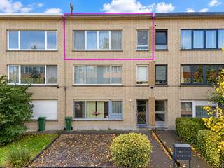 Dit aangename appartement is gelegen op de tweede verdieping van een kleinschalig gebouw in een rustige, groene woonwijk nabij het centrum van Ekeren, Kapellen en Brasschaat. Winkels, scholen, openbaar vervoer, het treinstation en belangrijke invalswegen zijn vlot bereikbaar. Bovendien bevinden de parken Oude Landen en Hof De Bist zich op wandelafstand.

We betreden het appartement via de inkomhal met ingebouwde vestiairekast en een apart gastentoilet. Vervolgens komen we in de ruime en lichtrijke woonkamer, die voldoende plaats biedt voor een gezellige zithoek en een ruime eethoek. Aansluitend bevindt zich de afzonderlijke keuken, ingericht met een kookplaat, dampkap, oven en spoelbak.

Verder beschikt het appartement over twee volwaardige slaapkamers, waarvan één toegang biedt tot het gezellige terras. De badkamer is ingericht met een douche, lavabo en handdoekradiator. Daarnaast is er een aansluiting voor een wasmachine en droogkast voorzien.

In de kelderverdieping beschikt het appartement over een privatieve kelderberging, ideaal voor extra opslagruimte.

De combinatie van de praktische indeling, de aangename lichtinval en de rustige ligging nabij tal van voorzieningen maakt dit appartement zeker een bezoek waard!

Voor meer info of een bezoek: 03/568.03.03 – info@vastgoed03.be 
