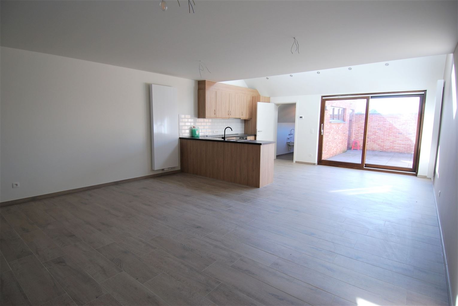 Volledig gerenoveerd duplex-appartement met 2 slaapkamers in het centrum van Maaseik met moderne afwerking. - foto 2