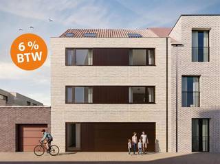 <p><span>Dit </span><span>energiezuinig</span><span> nieuwbouwappartement van 71</span><span> m²</span><span> maakt deel uit van de hedendaagse residentie </span><span>“SUNSHINE”</span><span>, een stijlvol en lichtvol nieuwbouwproject met </span><span>groendaken en de stijlvol aangelegde binnentuin</span><span>, een uitstekende ligging en toekomstgericht wooncomfort. Dankzij de optimale zonnige invalshoek geniet dit appartement elke dag opnieuw van een uitzonderlijk aangename woon-atmosfeer. Gelegen op een uitmuntend rustige locatie, pal in het centrum van </span><span>Zelzate</span><span>, op amper </span><span>50 meter van de Grote Markt</span><span>.</span></p><p><span> </span></p><p><span>Indeling:</span><span> Inkomhal, lichtvolle woonkamer met open en comfortabele keuken, met aansluitend privatief terras (9 m²). Twee volwaardige slaapkamers, badkamer, apart toilet en berging. </span><span>(Inspraak mogelijk in keuze van badkamer, keuken en interieur volgens voorzien budget.)</span><span> Fietsstalling inbegrepen. Aparte aankoop van een parkeerplaats mogelijk, volgens keuze.</span></p><p><span> </span></p><p><span>Opmerking:</span><span> Lastenboek en gedetailleerde prijslijst op aanvraag. De verkoop geschiedt onder het </span><span>btw-stelsel</span><span> (op het constructie-aandeel mogelijk verlaagd btw-tarief van </span><span>6%</span><span>, mits voldaan aan de voorwaarden) en </span><span>registratierechten op het grondaandeel</span><span>, evenals onder de voorwaarden van de </span><span>Wet Breyne</span><span>. Inspraak bij afwerking volgens lastenboek. Prijzen in deze publicatie kunnen worden aangepast door de bouwheer.</span></p><p><span> </span></p>