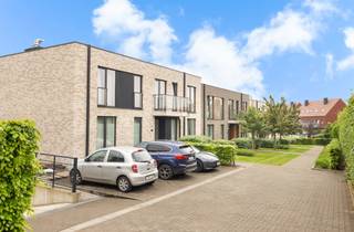 <strong>ZAVENTEM, à la porte de Bruxelles, proche des commerces, transports, écoles, dans une récente et énergétiquement performante, lumineux appartement 2 chambres NON-MEUBLE de ±85m².</strong> <br /><br /><span>Au 1er étage :</span> <br />
<ul>
<li>Hall d'entrée avec WC</li>
<li>Séjour de ±30m² avec accès à la terrasse de ±8m² orienté SUD-OUEST</li>
<li>Cuisine USA full équipée (four, micro-ondes, taques, hotte, lave-vaisselle, frigo, congélateur)</li>
<li>Buanderie</li>
<li>Chambre 1 de ±11m²</li>
<li>Chambre 2 de ±8m²</li>
<li>Salle de douche (emplacement pour machine à laver et sèche-linge)</li>
</ul>
<br />Cave n°8<br />2 emplacements de parking intérieur n°19 et n°20<br /><br />Provision charges : 180€/mois (communs)<br /><br /><span><span>Divers : </span></span><br />
<ul>
<li><span>Assurance habitation à réaliser</span></li>
<li><span>Etat des lieux entrée : 211,75€</span></li>
<li>Pour chaque déménagement (entrant et sortant) dans l'immeuble, un forfait de 75€ sera facturé.</li>
</ul>
