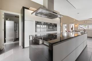 <strong>Te koop: prachtig en volledig afgewerkte woning met 3 slaapkamers op toplocatie in Deerlijk.</strong><br /><br /><br />Het is een ruime en volledig instapklare woning met een bewoonbaar oppervlakte van 223m². De woning is zeer energiezuinig, met een EPC A, vloerverwarming via een warmtepomp, 24 zonnepanelen en een regenwaterput van 10.000L.<br />Een grote troef is de ligging, de woning is landelijk gelegen maar zeer vlot bereikbaar en snel op de autosnelweg. <br /><br /><br /><u><strong>Indeling:</strong></u><br />Je komt binnen in een grote, lichtrijke inkomhal waar je toegang hebt tot 3 volwaardige slaapkamers met elk een eigen badkamer en toilet. Daarnaast is er op de benedenverdieping ook nog een polyvalente ruimte, in te richten naar eigen noden en smaak. Dit kan gebruikt worden als hobbykamer, ruimte voor zelfstandige activiteit...<br /><br />Boven heb je het gastentoilet, de heel lichtrijke leefruimte en de volledig ingerichte keuken met keukeneiland, voorzien van een warmhoud-lade, ingebouwd koffieapparaat, vaatwas op hoogte, teppanyaki ...Grenzend aan de keuken is er ook een praktische bijkeuken.<br /><br />De tuin is zuidgericht en voorzien van 2 terrassen, één terras is overdekt. Er is een bijgebouw/tuinhuis van 26m² die gebruikt kan worden als opbergruimte, of als zomerkeuken, atelier ... Ook is er een buitendouche aanwezig met zowel koud als warm water, alsook een sauna voor 4-6 personen.<br /><br />Het huis beschikt over een automatische poort en veel ruimte om auto's te parkeren (laadpaal al aanwezig).<br /><br /><u><strong>Troeven:</strong></u>
<ul><li>Energiezuinig - EPC A</li><li>Volledig instapklaar</li><li>Vlotte bereikbaarheid</li></ul>
<br /><strong>Is dit jouw droomwoning? Neem dan snel contact op met Indra voor meer info of een bezoek - 0473/61.10.10.</strong>