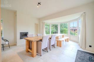 Aan de Kantonbaan in Ranst staat deze vrijstaande villa op een perceel van 3.126 m², omringd door rust en natuur. U woont hier te midden van wandel- en fietsroutes, met weids zicht op de velden en toch vlak bij Schilde, Zandhoven en Zoersel.
De inkomhal is royaal en licht, met natuurstenen vloer, granieten trap en dubbele smeedijzeren deur. De leefruimte biedt twee zithoeken rond een dubbele open haard, een eetkamer met grote raampartij en een volledig uitgeruste keuken met charmante oranjerie. Verder vindt u op het GLV een bureauruimte, voorraadberging, wasplaats met douche, dubbele garage en gastentoilet met maatvestiaire.
Op de verdieping: master bedroom (ca. 48 m²) met dressing en badkamer, 3 extra slaapkamers, 2e badkamer en apart toilet. De kelder met zij-ingang is ideaal als opslag, atelier of hobbyruimte.
De tuin biedt open zicht op de velden, drie paardenstallen met aparte oprit, sproeisysteem op putboring en aparte oprit.
TROEVEN
+ Fantastisch perceel van 3.126 m² met uitzicht op weilanden
+ Instapklare woning met warme en charmante afwerking
+ Prachtig aangelegde tuin met sproeisysteem op putboring
+ Energie-efficiënt: EPC C - dubbel glas, dak en isolatie in goede staat, centrale stookolieverwarming met vloerverwarming
+ Waterontharder
+ Alarmsysteem via smartphone
Voor meer informatie of een gratis waardebepaling van uw vastgoed kan u een aanvraag invullen op www.bauwensvastgoed.be of bellen op het nr. 03/345.88.99.