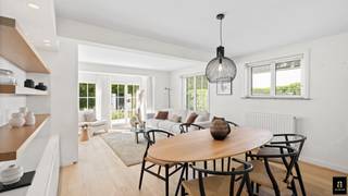 Charmante koppelvilla ideaal gelegen in een rustig paadje in het Zoute, nabij het commerciële centrum, het strand en de zee. Indeling: inkomhal met gastentoilet en vestiaire. Ruime lichtrijke woon- en eetkamer met gashaard en toegang tot het zonnig terras en de tuin. Ingerichte keuken met ontbijthoek. 1ste verdieping: slaapkamer met ingemaakte kasten. Tweede ruime slaapkamer met ingemaakte kasten. Badkamer (dubbele lavabo - douche en toilet). Bureau/dressing. Op de 2de verdieping: 3de slaapkamer. Badkamer (dubbele lavabo - douche en toilet). Kelder: wasplaats, berging en garage. Meerdere parkeerplaatsen buiten. De woning is voorzien van verschillende terrassen waar u de hele dag van de zon kan genieten en de rust van de omgeving.