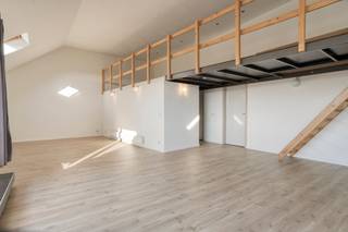 Op zoek naar een ruim appartement met lage algemene kosten, net buiten de ring van Aalst? Dit aangename appartement van maar liefst 153 m² biedt volop ruimte en comfort, gecombineerd met een rustige ligging in een kleinschalig gebouw. Het appartement bevindt zich in de Kerrebroekstraat, in een gebouw met slechts 3 appartementen. Dankzij de kleinschaligheid en het ontbreken van een lift zijn de algemene kosten beperkt. De woning beschikt over 3 volwaardige slaapkamers en een aangenaam terras, ideaal om op mooie dagen even te ontspannen. Een bijkomende troef is de parkeerplaats die inbegrepen is in de verkoopprijs, zodat parkeren geen extra zorg vormt. Verder is er nog een handige kelderberging waar er aansluiting is voor was- en droogmachine. Het appartement heeft een EPC-label C en is bovendien asbestveilig, wat zorgt voor extra gemoedsrust.
De ligging net buiten de ring van Aalst biedt een mooie combinatie van rust en bereikbaarheid, met het stadscentrum en de belangrijkste verbindingswegen vlot binnen handbereik.
Een ruim en instapklaar appartement met terras én parkeerplaats, ideaal voor wie comfortabel wil wonen in een kleinschalige residentie met beperkte gemeenschappelijke kosten. Zeker een bezoek waard! Wenst u meer informatie of een bezoek? Stuur gerust een mail naar Louis@immoaccenta.be