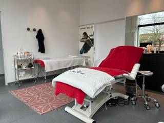 Instapklaar schoonheidssalonBent u op zoek naar een gezellige en professioneel ingerichte praktijkruimte? Deze instapklare ruimte bevindt zich in een...