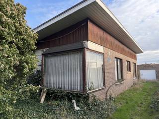 Deze grondig te renoveren/ te slopen woning is gelegen nabij het centrum van Itegem, in een zeer rustige straat. De woning beschikt over een...