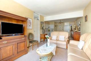 Op 100m van de ZEE &amp; pal in het centrum bevindt zich dit ZEER GOED ONDERHOUDEN appartement met 1 SLAAPKAMER en zonnig TERRAS met ZEEZICHT (en uitgevend op de Albert I-laan)! Dit ENERGIEZUINIG (label B) appartement (2°V) omvat: inkomhal met vestiaire, ruime living met rechtstreekse toegang (via schuifraam) tot het terras, open keuken (keramische kookplaat, oven, ijskast met diepvries, ...), ruime slaapkamer met toegang tot het terras en badkamer (ligbad/douche, dubbele lavabo, toilet). Genieten van een koffietje of aperitief kan perfect op het mooie terras met zeezicht en uitgevend op de winkelstraat! Deze degelijke woonst is gelegen in een verzorgde residentie met nieuwe lift op een TOPLOCATIE in Nieuwpoort-Bad. Extra's: gemeubeld, CV op aardgas, dubbel glas, gemeenschappelijke fietsenberging, nieuwe lift, asbestveilig... Mogelijk tot aankoop van een ondergrondse garagebox in een nabijgelegen gebouw (60.000 EUR). Geschikt voor vaste bewoning, 2de verblijf of investering!