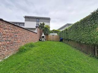 LAEKEN: Dicht bij winkels, openbaar vervoer en alle voorzieningen, prachtige woning met 4 slaapkamers van ±182 m². De indeling is als volgt: Begane grond: woonkamer van ±25 m², eetkamer met volledig uitgeruste keuken (oven, kookplaat, afzuigkap, magnetron, koelkast, vriezer en vaatwasser), toilet, terras van ±6 m² op het noordwesten met tuin van ±83 m²; Op de 1e verdieping: ouderslaapkamer van ±11 m² met kleedkamer en inbouwkasten, badkamer met douche en toilet, slaapkamer van ±9 m². Op de 2e verdieping: doucheruimte met toilet, 2 slaapkamers van ±11 m² en ±12 m²; In de kelder: inpandige garage met aangrenzende buitenparkeerplaats, kelderruimte met aansluiting voor wasmachine en waterontharder. Alle oppervlakten zijn bij benadering. Bedrijfshuurovereenkomst mogelijk. EPC: F, 56 kg/(m²/jaar). Direct beschikbaar.