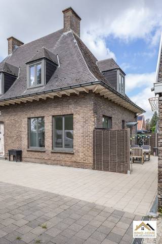 Deze recent gerenoveerde villa met 2 slaapkamers combineert een karaktervolle uitstraling met een verzorgde afwerking in luxueuze materialen. De woning verwelkomt via een majesteuze inkom en biedt lichte, aangename leefruimtes, een uitgeruste keuken, een badkamer en een apart toilet. Het gelijkvloers leent zich bovendien uitstekend voor een zelfstandige activiteit zoals horeca, een praktijk of kantoorruimte. Buiten zorgen de grote boomrijke tuin, het terras, de aparte garage en de lange oprit met parkeergelegenheid voor extra comfort. Dankzij de ligging ideaal aan de R4 is dit een interessante woning voor wie op zoek is naar wonen en werken op één goed bereikbare locatie.bezoekdag zaterdag 27/06 Inschrijven via mail naar stefan@immo-home.be, geen telefonische inschrijvingen! Volg ons op Fb en Insta. Voor meer info: www.immo-home.be. GRATIS SCHATTING & GRATIS FINANCIEEL ADVIES