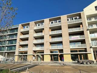 Locatie:Op een centrale en rustige ligging, met open zicht op het nieuw aangelegde plein vinden we dit energiezuinig nieuwbouwappartement op de 1e...