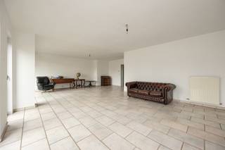 1STE VERDIEPINGDit appartement verwelkomt u in een aangename inkomhal van 13 m² op tegel.De woonkamer van 46 m² biedt een open en comfortabele...