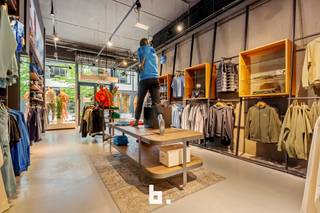 Ontdek deze unieke commerciële kans in het bruisende winkelcentrum van Roeselare!<br />Deze ruime handelsruimte van 592 m², gebouwd in 2008, bevindt zich op een absolute toplocatie met een constant stroom aan winkelend publiek.<br /><br />De omgeving is fraai aangelegd en perfect geïntegreerd in het stadsbeeld, wat zorgt voor een uitnodigende uitstraling naar klanten toe.<br />Dankzij de vlotte bereikbaarheid en de nabijheid van een ondergrondse parking is dit de ideale plek voor zowel lokale shoppers als bezoekers van buiten de stad.<br /><br />Met een EPC-label C is het pand energiezuinig en klaar voor de toekomst.<br />De ligging en de ruimte bieden enorm veel potentieel voor uiteenlopende commerciële activiteiten: van modezaak tot speciaalzaak, van dienstverlening tot horecaconcept.<br /><br />Troeven op een rij:<br />- 592 m² handelsoppervlakte<br />- Bouwjaar 2008 – moderne architectuur<br />- In het hart van het winkelcentrum van Roeselare<br />- Nabij ondergrondse parkeergelegenheid<br />- Vlotte bereikbaarheid<br />- Fraai aangelegde en levendige omgeving<br /><br />Grijp deze kans en vestig uw zaak op een toplocatie waar zichtbaarheid en bedrijvigheid hand in hand gaan!