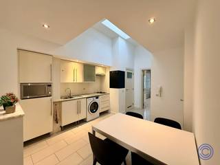 <p><span>Informatie appartement</span></p><p><span>Dit instapklare en volledig gemeubelde appartement is gelegen in een gezellige wandelstraat in het historische centrum van Antwerpen, op een absolute toplocatie nabij de Vrijdagmarkt, Grote Markt en Groenplaats. Het appartement beschikt over een lichtrijke woonkamer met gevelbrede raampartij, een volledig uitgeruste keuken met koelkast en vriesvak, combi-oven, gasvuur, wasmachine en een volledig servies. Verder is er een ruime slaapkamer met kasten en bed, een praktische badkamer met instapdouche en toilet, en een aparte berging met droogkast en condenserende gasketel. Het gebouw is goed onderhouden en bestaat uit slechts één appartement per verdieping. Het dak werd vernieuwd en geïsoleerd. Parlofoon aanwezig, geen lift. Dankzij de uitstekende ligging geniet u van alle troeven van de stad: winkels, horeca, openbaar vervoer en de Scheldekaaien op wandelafstand. De voetgangerstunnel naar Linkeroever bevindt zich op slechts 75 meter. Ideaal voor expats of professionals die op zoek zijn naar een instapklaar appartement op toplocatie.</span></p><p><span> </span></p><p><span>Indeling</span></p><ul><li><span>Dit aangename en lichtrijke appartement is praktisch ingedeeld en volledig gemeubeld.</span></li><li><span>Volledig uitgeruste keuken op onderhoudsvriendelijke tegelvloer, voorzien van o.a. een koelkast met vriesvak, combi-oven, gasvuur, dampkap met koolstoffilter, spoelbak en wasmachine.</span></li><li><span>Daarnaast beschikt de keuken over een volledig servies (glazen, tassen, bestek, borden, pannen, …), ideaal voor onmiddellijke bewoning.</span></li><li><span>Gezellige en ingerichte woonkamer met veel natuurlijke lichtinval dankzij de gevelbrede raampartij.</span></li><li><span>Ruime berging met droogkast en condenserende gasketel.</span></li><li><span>Royale slaapkamer, ingericht met bed, kledingkasten en nachtkastje.</span></li><li><span>Praktische badkamer met instapdouche, lavabomeubel met spiegelkast en toilet.</span></li></ul><p><span> </span></p><p><span>Extra’s</span></p><ul><li><span>Het appartement is volledig gemeubeld.</span></li><li><span>Opfrisbeurt van het appartement in 2026.</span></li></ul><p><span> </span></p><p><span>Algemene informatie</span></p><ul><li><span>Huurprijs: € 1.150 / maand</span></li><li><span>Algemene kosten: € 75 / maand (syndicus, blokpolis, onderhoud en verbruik van de gemeenschappelijke delen)</span></li><li><span>Beschikbaarheid: onmiddellijk</span></li><li><span>Huurwaarborg: 3 maanden</span></li></ul><p><span> </span></p><ul><li><span>Verbruik: aparte meters voor gas en elektriciteit</span></li><li><span>Opmaak intredende plaatsbeschrijving en inventaris: € 275 excl. btw per partij.</span></li></ul><p><span> </span></p><p><span>Gebouw</span></p><ul><li><span>Goed onderhouden gebouw bestaande uit een kelder, handelsgelijkvloers en drie verdiepingen, telkens met één appartement.</span></li><li><span>Het dak werd vernieuwd en geïsoleerd in 2023.</span></li><li><span>Parlofoon aanwezig.</span></li><li><span>Geen lift.</span></li></ul><p><span> </span></p><p><span>Ligging</span></p><ul><li><span>Gelegen in een gezellige wandelstraat in het hart van het historisch centrum van Antwerpen.</span></li><li><span>Op wandelafstand van de Vrijdagmarkt, Grote Markt en Groenplaats.</span></li><li><span>Tal van winkels, horeca, scholen en openbaar vervoer in de onmiddellijke omgeving.</span></li><li><span>Voetgangerstunnel naar Linkeroever op ca. 75 m.</span></li><li><span>Scheldekaaien op ca. 150 m — ideaal voor ontspannende wandelingen of sport.</span></li><li><span>Mobiscore: 9,2/10.</span></li></ul><p><span> </span></p><p><span>*De informatie in deze prospect is ter informatieve titel: de kandidaat-huurders moeten hun eigen zaak maken van het verkrijgen, controleren en interpreteren van deze informatie.</span></p>