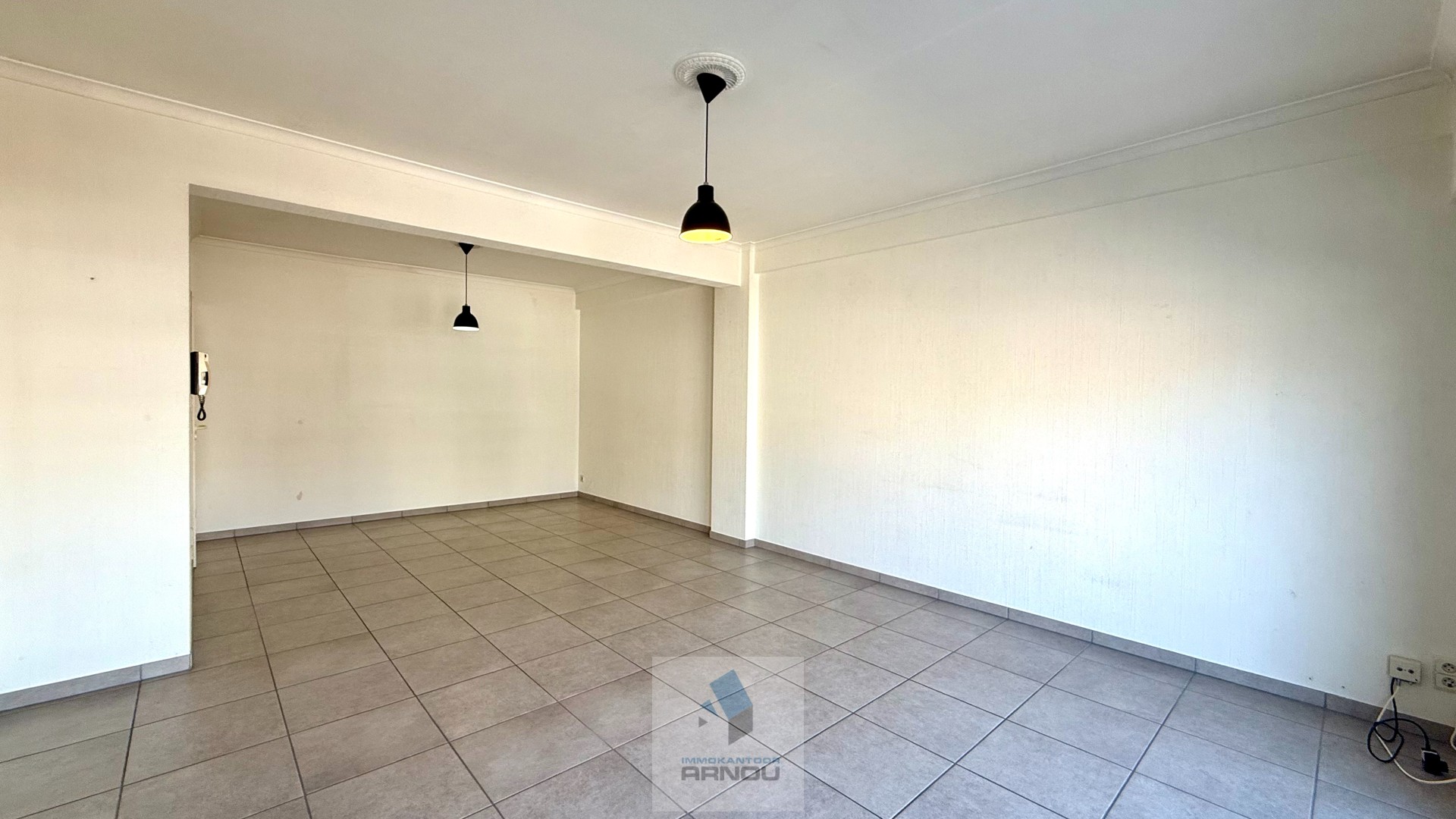 Centraal gelegen, lichtrijk en ruim appartement met 2 slaapkamers en garage - foto 4