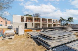 In het centrum van het charmante Gierle komt dit eigentijdse woonproject tot leven. Met een gevarieerd aanbod aan wooneenheden biedt Park Ligtenberg ruimte aan verschillende levensstijlen en gezinnen, van starters tot doorstromers. Een van de hoogtepunten van Park Ligtenberg is het publiek toegankelijke park dat tussen de verschillende woonblokken wordt aangelegd.<br /><br />Het project omvat 14 nieuwbouwwoningen, 12 moderne appartementen, 5 appartementen met een klassiekere uitstraling, en één unieke erfgoedwoning die zorgvuldig gerenoveerd zal worden. Elke wooneenheid is ontworpen met oog voor detail, duurzaamheid en comfort.<br /><br /><span>Moderne appartementen</span>: <br />Deze appartementen variëren van 1 tot 4 slaapkamers en zijn ruim opgezet, met een eigentijdse afwerking. Ze vormen de perfecte woonoplossing voor alleenstaanden, jonge gezinnen en 50-plussers waarvan de kinderen bijvoorbeeld uit huis zijn.<br /><br /><span>Klassieke appartementen</span>: <br />Deze 5 appartementen combineren moderne gemakken met een iets traditionelere uitstraling, wat zorgt voor een unieke woonsfeer.<br /><br />De wooneenheden worden uitgerust met een lucht-water of geothermische warmtepomp in combinatie met vloerverwarming.<br />Dankzij deze slimme technologie kan een bijzonder laag E-peil worden bereikt (tot E20).<br /><br />Voor inzage van de verkoopplannen en verkooplastenboek, kan u vrijblijvend een afspraak maken op kantoor.