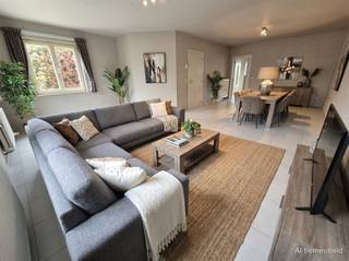 <p>Bent u op zoek naar een ruime gezinswoning te centrum Heist met station, winkels en scholen op wandelafstand. Lees dan zeker verder. Deze woning op 324m² is zeer centraal gelegen, is instapklaar en heeft een bereikbaarheid via de Donatusstraat achteraan het perceel.<br /><br />Het gelijkvloers biedt een inkomhal met toilet, woonkamer, keuken voorzien van alle toestellen en met directe toegang naar de tuin. Praktische berging en dubbele garage aansluitend aan de keuken.<br />Het 1ste verdiep heeft een nachthal, 3 slaapkamers waarvan de grootste voorzien van een aparte dressing ruimte. Badkamer met ligbad, douche en lavabomeubel. Aparte toiletruimte.<br />Het 2de verdiep geeft uit op een zeer ruime slaapkamer die kan heringedeeld worden als 2 slaapkamers.<br />Kleine zolder bereikbaar via valluik.<br />Kruipruimte aanwezig onder de volledige woning.<br /><br />Gezellige tuin met overdekt terras. Volledig omheind en bereikbaar via wegenis achteraan (Donatusstraat).<br /><br />Troeven:<br />- De woning biedt veel ruimte (249m² incl garage)<br />- 4 tot 5 slaapkamers<br />- Gunstige EPC score C met waarde 205, vijf punten boven score B. Na plaatsing van zonnepanelen score B.<br />- Elektriciteit conform gekeurd<br />- Centrale verwarming aardgas, PVC ramen dubbel glas, 14cm dakisolatie<br /><br />Contacteer Dupont Vastgoed voor een bezoek ter plaatse op 015 15 15 15 </p>