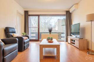 Gerenoveerde en instapklare serviceflat te koop in residentie Populierenhof te Heverlee. Gelegen op een rustige, groene locatie met...