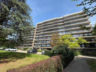 <h1><span>Appartement op de 5e verdieping bestaande uit inkomhal met ingemaakte kast; afzonderlijke WC; living met parket; keuken ingericht met dubbele afwasbak, vitrokeramisch kookfornuis, dampkap, koelkast, kasten, wasmachine en droogkast; 2 slaapkamers</span><span>; </span><span>badkamer met lavabo, ligbad en WC; </span></h1><h1><span>Zonnig terras over de volledige breedte;</span></h1><p><span>Kelder nr. 67;</span></p><p><span>Het appartement is volledig nieuw geschilderd.</span></p><p><span> </span></p><p><span>Nutsvoorzieningen: water, elektriciteit, centrale verwarming op gas, dubbel glas, elektrische zonnewering, lift, parlofoon</span></p>