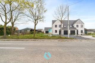 <p>!! VERLAAGDE PRIJS !! ZEER INTERESSANTE AANKOOPVOORWAARDEN !!</p><p></p><p>Nieuwbouw halfopen woning in een groene omgeving tussen Oosteeklo en Ertvelde.</p><p>Met meer dan 240m² bewoonbare oppervlakte is deze woning zéér ruim te noemen.<br />Bovendien is in de achtertuin eveneens een polyvalent bijgebouw opgericht van 100m² met zadeldak.<br />Uitermate geschikt voor tal van toepassingen : garage, opslagruimte, zelfstandige activiteit, praktijk, poolhouse, ...<br /><br />De woning wordt verkocht in casco afwerking : regen- en winddicht.<br />Reeds inbegrepen in deze casco-prijs : 6 zonnepanelen, boring voor aansluiting op thermische warmtepomp (tvw.€10.000).<br />Ook de oprit werd reeds aangelegd in dolomiet.</p><p>Het huis beschikt gelijkvloers over een inkomhal, gastentoilet en toegang tot de inpandige garage.<br />Vanuit de lichtrijke leefruimte met open keuken inclusief berging heeft u zicht op de aangename en zonnige tuin.<br />Het eerste verdiep is ingericht met een nachthal, 3 zeer ruime slaapkamers en een ruime badkamer.<br />Het zolderverdiep kan ingericht worden met nog 2 bijkomende slaapkamers.</p><p>Deze verkoop geschiedt onder BTW-stelsel (6% mogelijk onder voorwaarden).<br />De vermelde prijs is de prijs voor casco afwerking, inclusief het bijgebouw van 100m². </p><p></p><p>Steeds te bezoeken op afspraak : Bel Bert op 0477 80 75 80 of mailen naar bert@vastgoeddevos.be.</p>