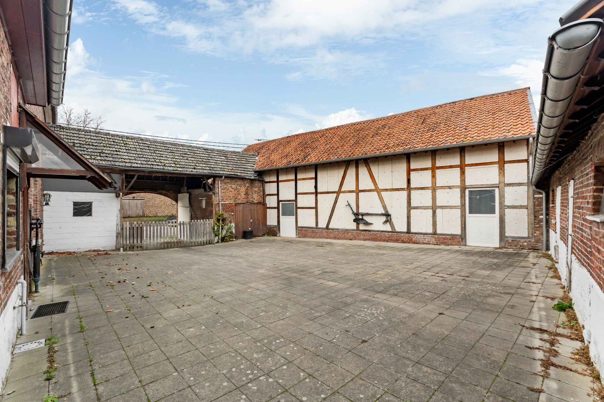 Karaktervolle vierkantshoeve met gerenoveerde schuur op 1243m2 - foto 4