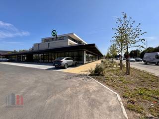 Fenomenaal gelegen nieuwbouw handelspand met een oppervlakte van 1.302 m² te huur langs de bedrijvige Ieperse Steenweg, vlak bij de Europalaan...