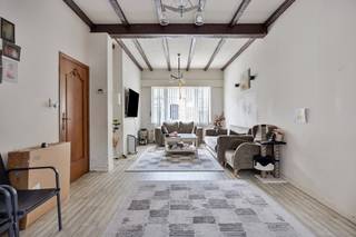 Op een uitstekende locatie nabij centrum Lier, bevindt zich deze ruime eengezinswoning met gezellige tuin.<br /><br />Deze charmante woning is gelegen op wandelafstand van station Lier alsook het centrum wat maakt dat winkels, scholen en openbaar vervoer makkelijk & snel bereikbaar zijn. Door de centrale ligging is er een vlotte connectie met de ring van Lier dewelke directe verbindingen geeft met omliggende gemeenten.<br /><br />We betreden de woning langs de inkomhal. Vervolgens geeft de nachthal toegang tot de aangename leefruimte met aparte zithoek, eetplaats en tussenplaats/bureauruimte. Aansluitend bevindt zich de keuken. Deze geeft op haar beurt connectie met de badkamer alsook met de gezellige tuin via de achterdeur. Via het terras bereiken we een geriefelijke tuinberging. De bergkelder is bereikbaar via de inkomhal. Alle ruimtes genieten maximale lichtinval door de aanwezige lichtkoepels.<br /><br />Terug in de inkomhal zorgt de vaste trap voor een toegang tot het 1 ste verdiep. Hier treffen we 3 gunstige slaapkamers. De masterbedroom geniet een prachtige erker, dewelke zorgt voor een aangenaam en ruimtelijk gevoel.<br /><br />Bijzonderheden: authentieke elementen, hoge plafonds, gewilde locatie, EPC label D - GEEN renovatieplicht!<br />Tevens ideaal als opbrengsteigendom - momenteel verhuurd!<br /><br />Bent u ook opzoek naar een veelzijdige woning op een kindvriendelijke toplocatie te Lier? Contacteer ons gerust voor een bezoek ter plaatse!