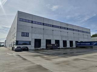 Just a few minutes from the Ring and the E420, this logistics warehouse offers 6,600 m² of space (dimensions: 60 m x 110 m), with large...
