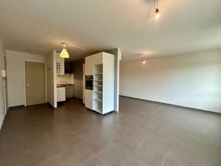 Op een uitstekende locatie aan de Wildemansweg in Herent bevindt zich deze gezellige en energiezuinige flat op de eerste verdieping van een verzorgd en goed onderhouden gebouw. Dankzij de nabijheid van Leuven, de Mechelsesteenweg en de E314 geniet u hier van een uitstekende bereikbaarheid. Bovendien bevinden het station van Herent, winkels, scholen en andere voorzieningen zich op wandelafstand.<br />De flat werd praktisch ingericht met een aangenaam open gevoel als centraal uitgangspunt. Via de inkomhal met afzonderlijk toilet komt u terecht in de lichtrijke leefruimte met open keuken en semi afgescheiden slaapruimte. De slimme indeling zorgt voor een ruimtelijk gevoel en een comfortabele woonbeleving. Verder beschikt het appartement over een badkamer met douche en wastafel, waar zich eveneens de privatieve gasketel en waterverzachter bevinden. Daarnaast is er een gemeenschappelijke fietsenstalling aanwezig en profiteert u van zeer lage maandelijkse lasten.<br />Met een EPC-label A en een conforme elektrische installatie voldoet deze eigendom aan de hedendaagse normen op het vlak van energiezuinigheid en veiligheid. Kortom, een gezellige en instapklare flat op een uitstekende locatie, ideaal voor starters of investeerders die op zoek zijn naar een zorgeloze eigendom met een open karakter en een uitstekende bereikbaarheid.