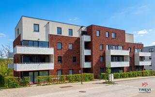 <p><span>SOUS OPTION Tubize, dans le quartier "Les Coteaux" apprécié pour son calme et sa situation centrale, bel appartement 2 chambres au rez de chaussée d'une jolie résidence récente avec ascenseur. L'appartement profite d'une grande terrasse et d'un jardin bien orienté. Il se compose d'un hall d'entrée carrelé avec vestiaire et toilette invités vers le beau séjour de 30 m² et sa jolie cuisine toute équipée. Accès vers la grande terrasse et le jardin bien orientés. Hall de nuit vers les 2 belles chambres carrelées de 12 et 11 m². Salle de douche. Buanderie. Vidéophone. Cave et emplacement de parking en option. Double flux. Accumulateurs électriques.Vidéophone. Électricité conforme. PEB A. Panneaux photovoltaïques. Faire offre à partir de 265.000€. Garage et cave en option. Infos et visites au 02/355.50.55. </span></p>