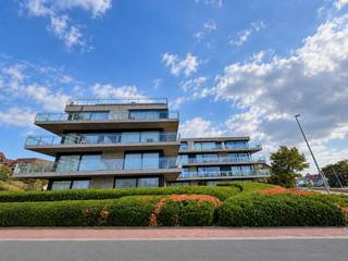 <p>Dit ruime en energiezuinige appartement (EPC label A) is instapklaar en bevindt zich op een toplocatie. De indeling is als volgt: Inkomhal, ruime living met volledig ingerichte keuken, terras zuidwest georiënteerd en mooi open zicht. Twee slaapkamers, apart WC, badkamer met inloopdouche en dubbele lavabo, ruime berging voor wasmachine en droogkast, terras achteraan noordoost. Individuele berging inbegrepen en gemeenschappelijke fietsenberging. Ondergrondse ruime garage: 85.000 €. Ref. Mondriaan 202</p>