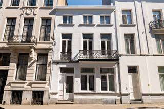 <p>Deze studio bevindt zich op een absolute toplocatie middenin ’t stad. Slechts op een steenworp afstand ontdek je het centrum, tal van hotspots en een uitstekende verbinding met zowel het openbaar vervoer, de fiets als de auto, waardoor je hier geniet van alle troeven van het stadsleven. Tegelijk vormen de nabije parken, waaronder het Harmoniepark, Koning Albertpark en het Vinkenhof, dé perfecte plek om volledig tot rust te komen in de natuur. Kortom beleef je Antwerpen hier op zijn best!</p>
<p>Via de mooi onderhouden inkomhal betreed je het appartement, die dankzij de riante raampartijen geniet van een overvloed aan natuurlijk daglicht, wat op zijn beurt resulteert in een heerlijk ruimtelijk gevoel. De trendy open keuken werd ingericht volgens de hedendaagse norm, met als blikvanger de glanzende rode wandtegeltjes die de ruimte een uitgesproken en karaktervolle uitstraling geeft. Deze tegels lopen bovendien door tot in de ruime badkamer, wat zorgt voor een harmonieus geheel. De badkamer is uitgerust met een douche, handdoekradiator, toilet en lavabo in een stijlvol meubel.</p>
<p>De studio is <strong>onmiddellijk </strong>beschikbaar.<strong> <br /></strong>Enkel verhuur voor <strong>lange termijn</strong>! (geen co-housing of korte termijn verhuur).<strong> </strong></p>
<p><strong>Maandelijkse kosten:</strong> € 20,00 (incuslief onderhoud, elektriciteit en water van de gemene delen).</p>
<p><strong>Technische gegevens: </strong>Centrale verwarming op gas (individueel).<strong> </strong></p>
<p><strong>Bevindt zich niet in een risicozone voor overstromingen (P- en G-score A). </strong></p>