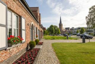 Deze ruime en verzorgde woning biedt alle comfort voor een groot gezin en is praktisch ingedeeld met veel leefruimte en natuurlijke...