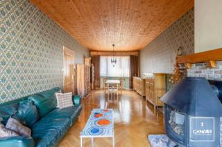 Deze woning is uitstekend gelegen tussen het <strong>station Gent-Sint-Pieters </strong>en het<strong> UZ Gent</strong>. Lokale handelaars, scholen en op- en afritten bevinden zich nabij. De woning heeft een perceeloppervlakte van maar liefst ... m². Hierdoor geniet u van een <strong>uitzonderlijk grote stadstuin</strong>, waar u een gehele dag zon heeft. <br /><br />De woning heeft nood aan een <strong>totaalrenovatie </strong>en is als volgt ingedeeld: inkomhal, kelder, gastentoilet, woonkamer met eetplaats, en keuken. De ruime en diepe tuin is zowel vanuit de keuken als vanuit de leefruimte toegankelijk.<br /><br />Op het eerste verdiep bevinden zich een eerste slaapkamer, die ruim genoeg is om op te delen in twee kamers, een ruime badkamer en een kleinere kamer. De tweede verdieping omvat twee slaapkamers, waarvan één eveneens voldoende groot is om op te splitsen, en een extra kleine kamer aan de voorzijde.<br /><br />Wenst u zelf het <strong>potentieel</strong> en de talrijke troeven van deze woning te ontdekken? Neem dan contact op met Theo voor een bezoek ter plaatse via theo@convas.be