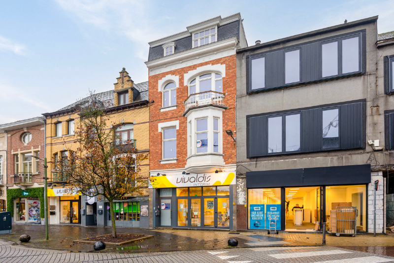 Pand met authentieke gevel op toplocatie – 355 m² renovatiepotentieel - foto 1