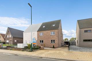 <p>Op een gunstige locatie te Kruisabeelstraat 87 in Aalst vindt u deze <strong>instapklare woning uit 2011</strong>, gebouwd op een perceel van <strong>689 m² </strong>met een <strong>zuidgerichte tuin en terras</strong>. Het pand combineert een hedendaagse afwerking met een doordachte indeling en telt een <strong>bewoonbare oppervlakte van 258 m²</strong>, verdeeld over drie verdiepingen. De ligging in een residentiële zone, <strong>op wandelafstand van winkels, scholen en openbaar vervoer, maakt dit een praktische locatie voor een gezin</strong>.</p><p>Het gelijkvloers beschikt over een<strong> ruime, lichtrijke woonkamer</strong> met open-volledig geïnstalleerde keuken. Verder vinden we op deze verdieping <strong>twee bureauruimtes</strong> (die nog kunnen dienen als extra slaapkamers indien nodig), een berging aan de keuken en een berging aan de achterdeur. De eerste en tweede verdieping tellen samen <strong>vier slaapkamers</strong>,<strong> twee volwaardige badkamers en twee toiletten</strong>. De vloeren zijn afgewerkt met <strong>keramische tegels</strong> en de ramen zijn uitgevoerd in pvc met <strong>dubbele beglazing en automatische aluminium rolluiken.</strong></p><p>Buiten biedt de woning een <strong>zuidgerichte, goed onderhouden tuin en terras</strong>, aangevuld met twee binnen- en drie buitenstaanplaatsen.</p><p><strong>Extra pluspunten even op een rijtje:</strong> zeer gunstig EPC (A-71) verwarming op aardgas - radiatoren, EK conform, ventilatie C+, 12 zonnepanelen, AIRCO aanwezig, regenwaterput van 10.000L, goed onderhouden woning, kwalitatieve materialen, thuisbatterij (10.24kWh), airco in alle slaapkamers</p><p>De woning ligt <strong>centraal in Aalst</strong>, vlot bereikbaar via de invalswegen en op korte afstand van het station, scholen en sportfaciliteiten.</p><p>Voor een bezoek ter plaatse of meer informatie over deze woning, contacteer zeker TOPO IMMO.</p>